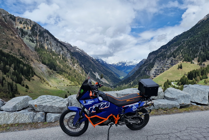 MoHo Schönauer Hof-Tour 5 Kaunertaler Gletscher Variante 2 Motorrad vor Alpenlandschaft mit Bergen und Wolken