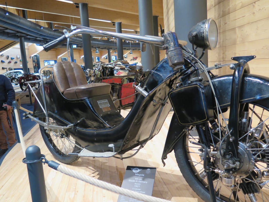 Motorrad 7 Nächte Historisches Megola Motorrad mit Frontmotor im Museum