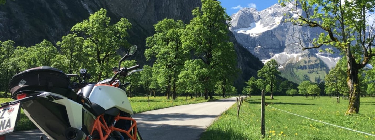 4 Tage Motorradfahren im Zillertal Motorfiets op landweg met bergen en bomen op de achtergrond