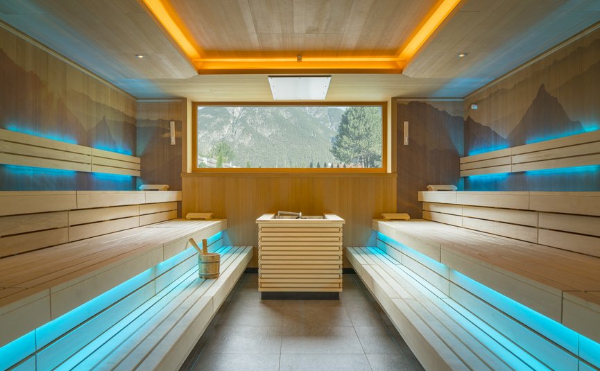 Hotel Jägerhof **** © Florian Scherl Moderne Sauna mit Holzinterieur und Bergblick durch das Fenster