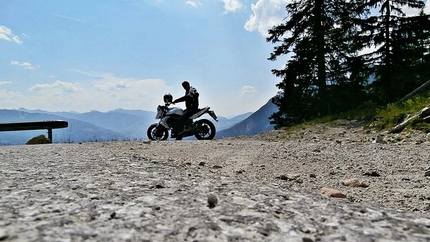 Dachsteinrunde Tour 2 Motorradfahrer auf Bergstraße mit Bergen und Bäumen im Hintergrund