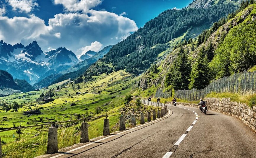 Motorradurlaub in Südtirols Süden – Kalterer See © Hotel Zum Hirschen Motorradfahrer auf kurviger Bergstraße mit Alpenpanorama