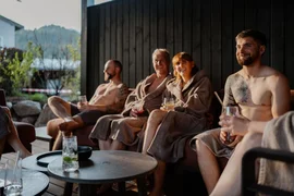 Ride & Relax Groep mensen ontspannen in badjassen en zwemkleding met drankjes