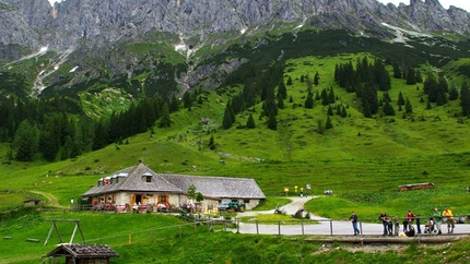 Sportgastein und Arthurhaus Runde Berglandschaft mit grünem Tal und Hütte unter felsigen Gipfeln