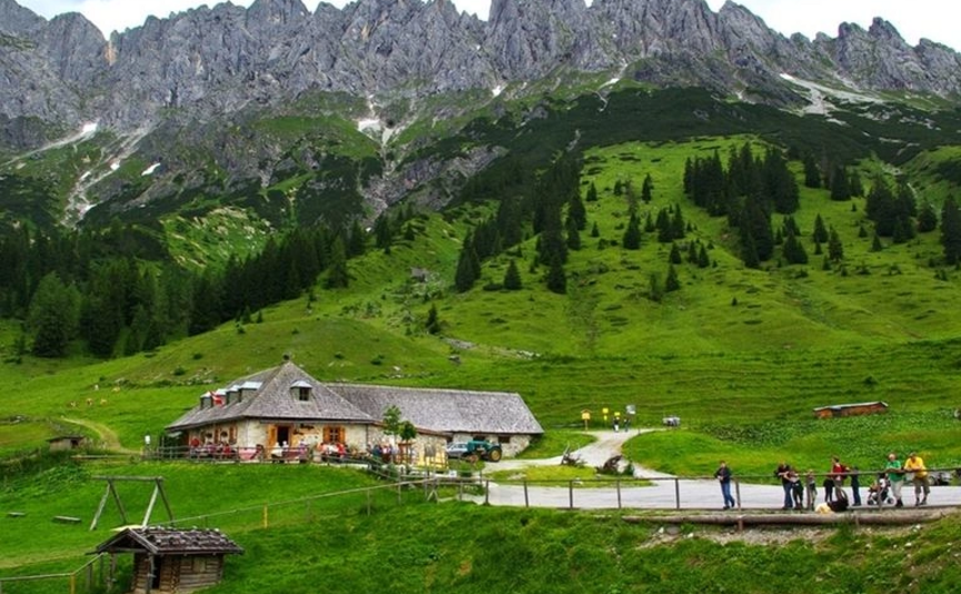 Sportgastein und Arthurhaus Runde Berglandschaft mit grünem Tal und Hütte unter felsigen Gipfeln