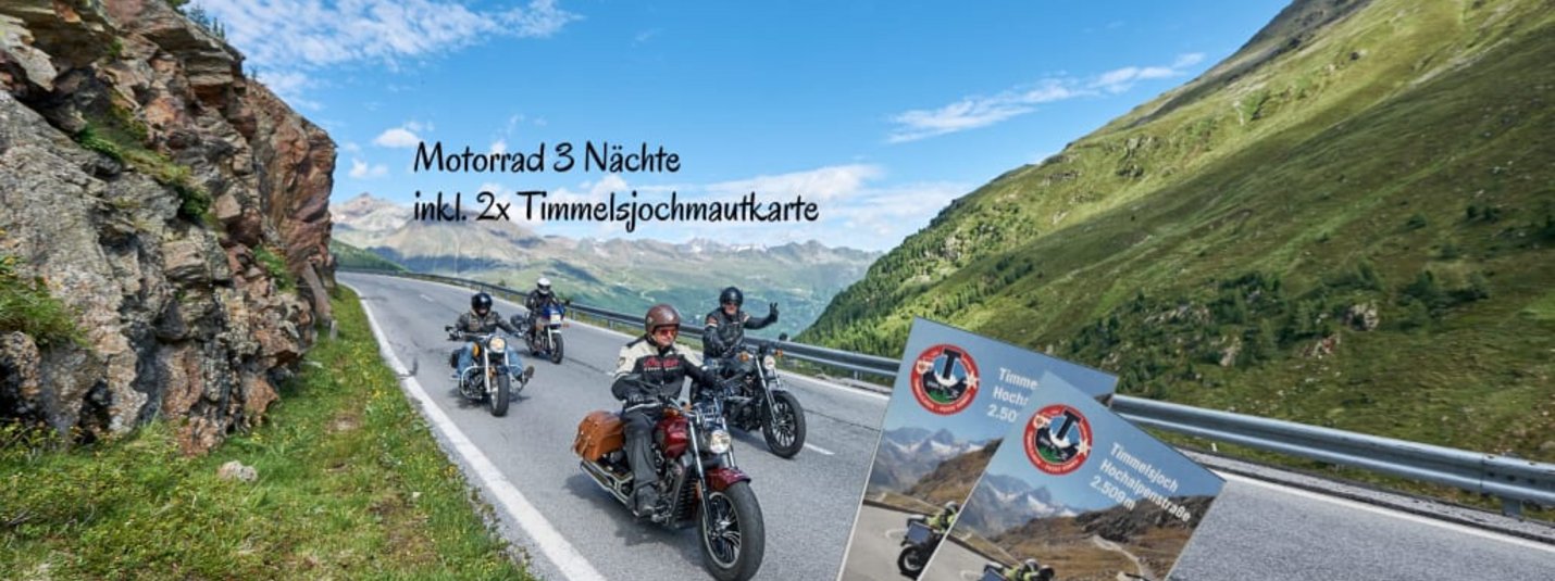 Motorrad 3 Nächte Motorradfahrer auf Bergstraße mit Timmelsjochmautkarte im Vordergrund