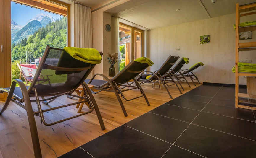 Ski- & Motorradhotel Eva-Marie *** © Moppetfoto.de Ruheraum mit Liegestühlen und Bergblick durch die Fenster