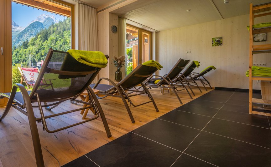 Ruheraum mit Liegestühlen und Bergblick durch die Fenster