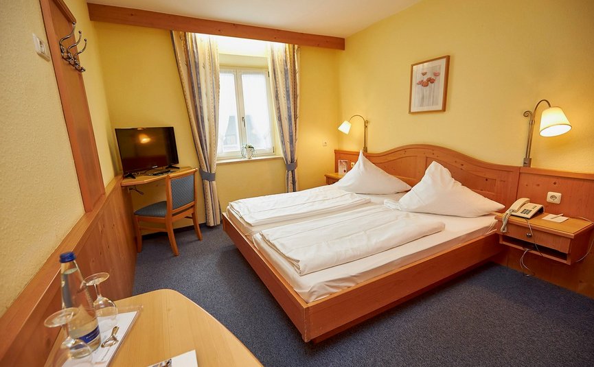 Gasthof Hotel Zur Post Samerberg *** © Team F8 Gemütliches Hotelzimmer mit Doppelbett, Fernseher und Fenster