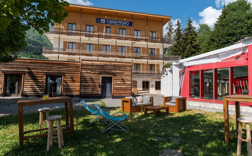 CASA MOHO Saint-François-Longchamp ***S Buiten zitgedeelte voor Casa Moho hotel op een zonnige dag