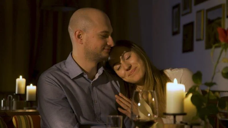 Stressfreier Advent. Genießen statt hetzen. Koppel geniet van romantisch diner bij kaarslicht met kaarsen en wijn