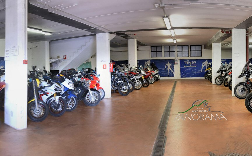 Albergo Panorama *** © Albergo Panorama Viele Motorräder in einer überdachten Parkgarage des Bike Hotels Panorama
