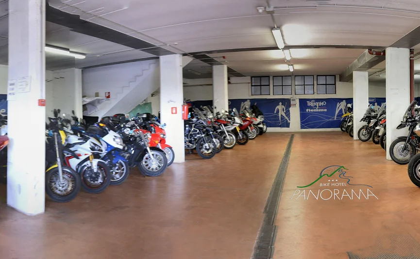 Veel motorfietsen geparkeerd in overdekte garage bij Bike Hotel Panorama