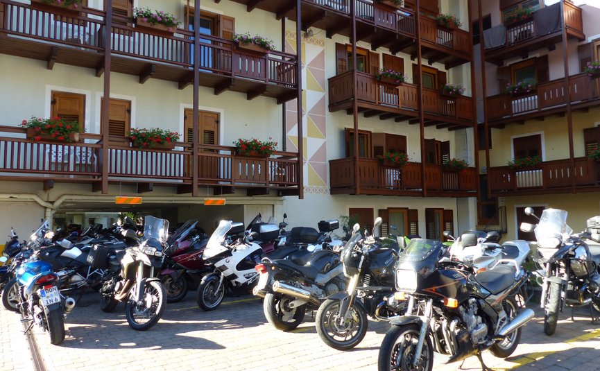Hotel Monte Giner **** © Marisol s.n.c.di Pangrazzi Albino EC Mehrere Motorräder vor einem Gebäude mit Balkonen und Blumen