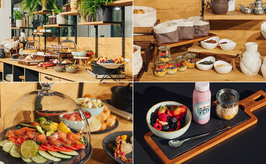 Buffet mit frischem Obst, Gemüse, Joghurt und Müsli in einem Restaurant