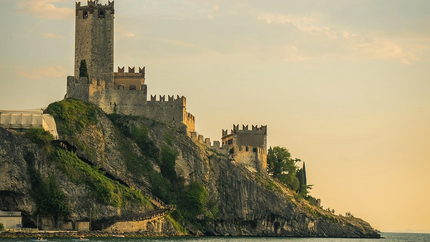 Burg auf felsiger Klippe am Meer im Sonnenuntergang