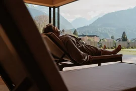 Ride & Relax Man die ontspant op ligstoel met uitzicht op bergen
