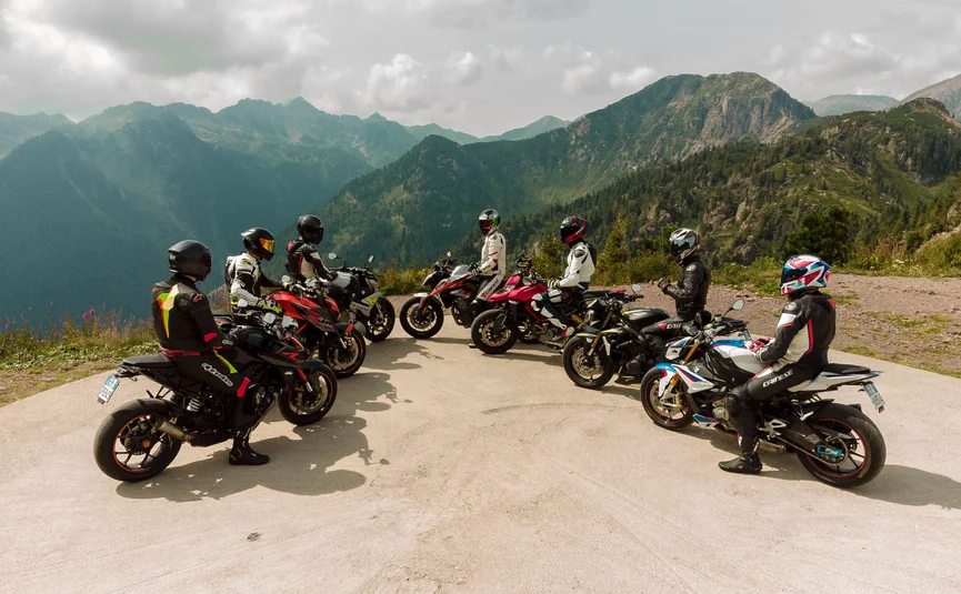 Cristallo Sport & Wellness Hotel **** © Andrea Acler Motorradfahrer halten mit ihren Motorrädern an einem Aussichtspunkt in den Bergen