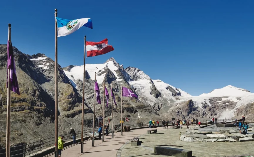 Uitzichtsplatform met vlaggen voor besneeuwde Alpenbergen