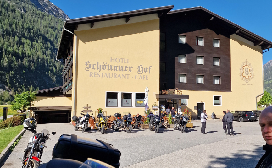Hotel Schönauer Hof mit Motorrädern und Bergen im Hintergrund