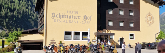 Hotel Schönauer Hof mit Motorrädern und Bergen im Hintergrund