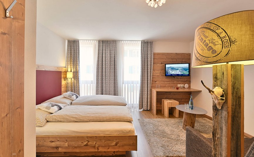 Haus Flexen © Mathies Wilhelm Robert jun. Helles Schlafzimmer mit zwei Einzelbetten, Holzdekor, TV und stehendem Lampenständer