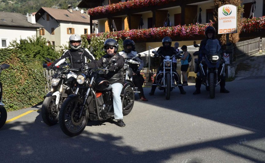 Freiheit auf zwei Rädern an 7 Tagen - Kleine Tour Vijf motorrijders voor een hotel met bloemenversiering