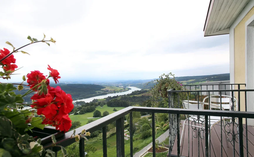 Hotel Rose **** © Hotel Rose Balkon mit roten Blumen mit Blick auf Fluss und grüne Landschaft
