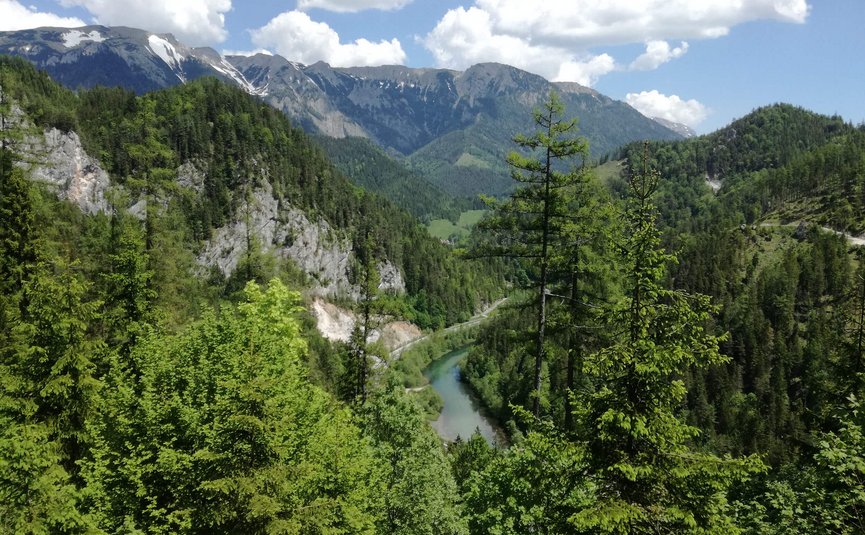 Motorradurlaub im Grenzgebiet Oststeiermark-Südburgenland © Leberzipf Didi Blick auf bewaldete Berge und einen Fluss unter blauem Himmel mit Wolken