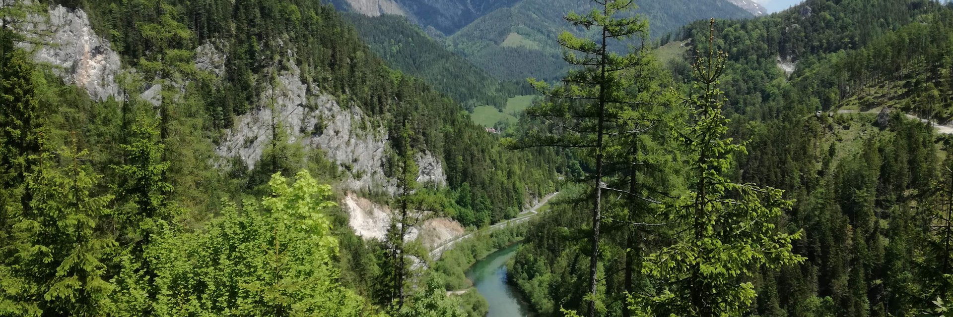 Brau-Gasthof Schmidt - Rabenbräu © Leberzipf Didi Blick auf bewaldete Berge und einen Fluss unter blauem Himmel mit Wolken