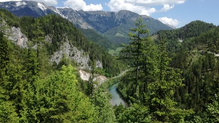 Grenzgebiet Oststeiermark-Südburgenland © Leberzipf Didi Blick auf bewaldete Berge und einen Fluss unter blauem Himmel mit Wolken