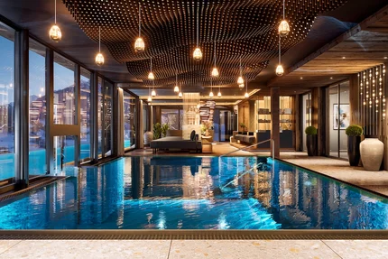 Designer Motel glockna © Designer Motel Glockna - Zuchna Visualisierung Elegantes Hallenbad mit Lounge, Panoramafenstern und hängenden Leuchten