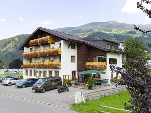 Hotel Both © Hotel Both Hotelgebäude mit Balkonblumen und Bergen im Hintergrund