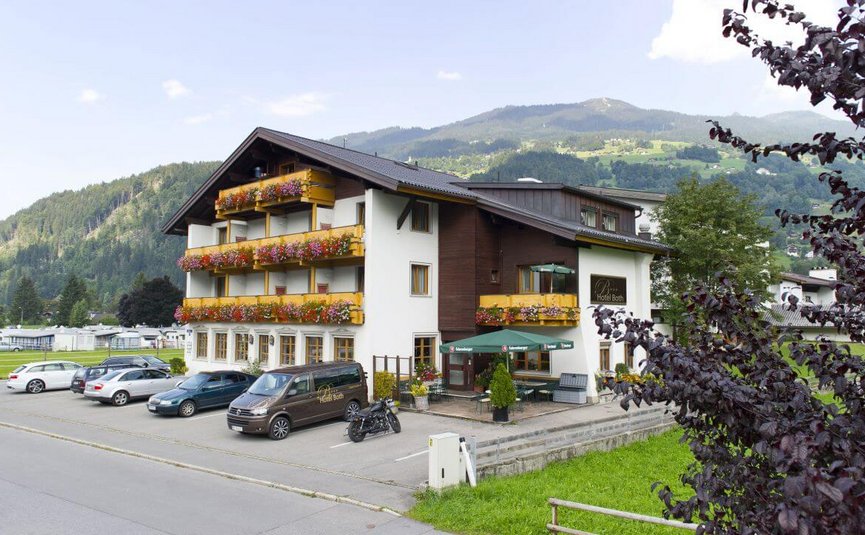 Hotel Both *** © Hotel Both Hotelgebäude mit Balkonblumen und Bergen im Hintergrund