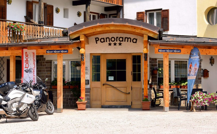 Albergo Panorama *** © Albergo Panorama Hoteleingang mit Holzverkleidung und Motorrädern davor