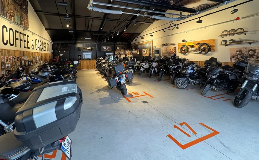 Hotel Grof **** © Hotel Grof Motoren staan in rijen in een garage met vintage decoratie