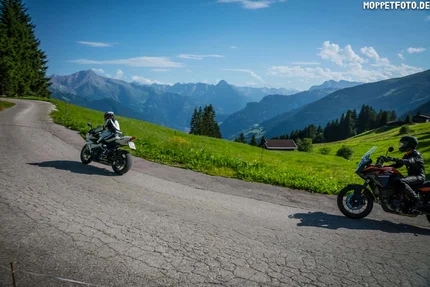 23 Hotel Sonnleiten: Zillertaler Höhenstraße u. Schlegeis Zwei Motorradfahrer fahren auf Bergstraße mit Alpen im Hintergrund