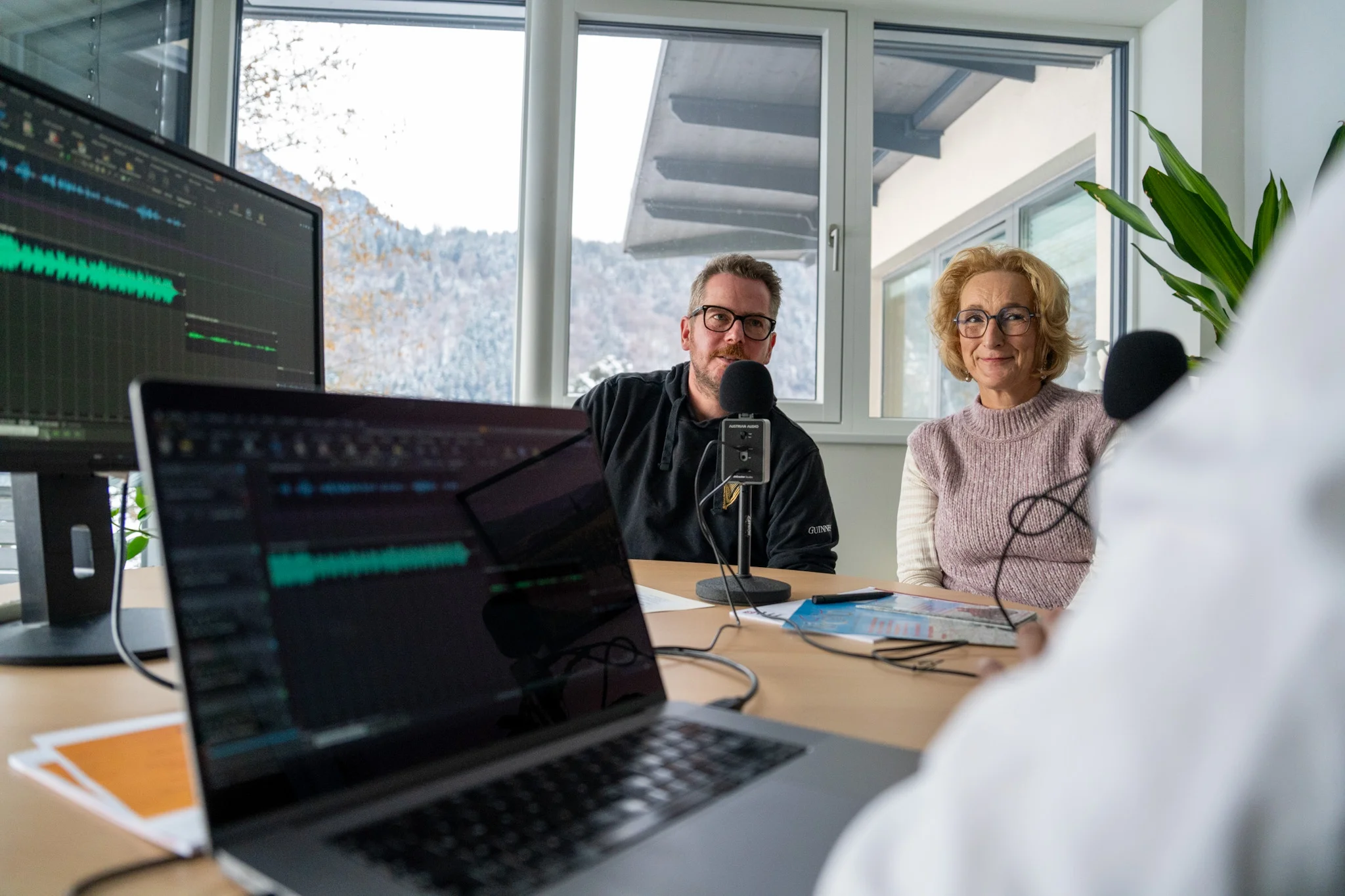 MoHo Podcast © Benedikt Foidl Zwei Personen in einem Podcast-Studio mit Mikrofonen und Audioaufnahmegerät