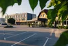 Sammelanfragen © Ziga Intihar Hotelgebäude mit Parkplatz und Bäumen bei Tageslicht