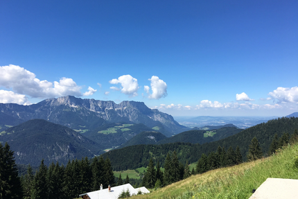 Sonnleiten 13: Kaunertaler Gletscher, Kühtai Blick auf Berge, Wald und Tal unter klarem blauem Himmel