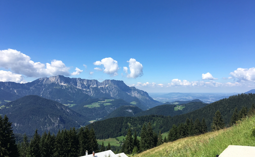 Sonnleiten 13: Kaunertaler Gletscher, Kühtai Blick auf Berge, Wald und Tal unter klarem blauem Himmel