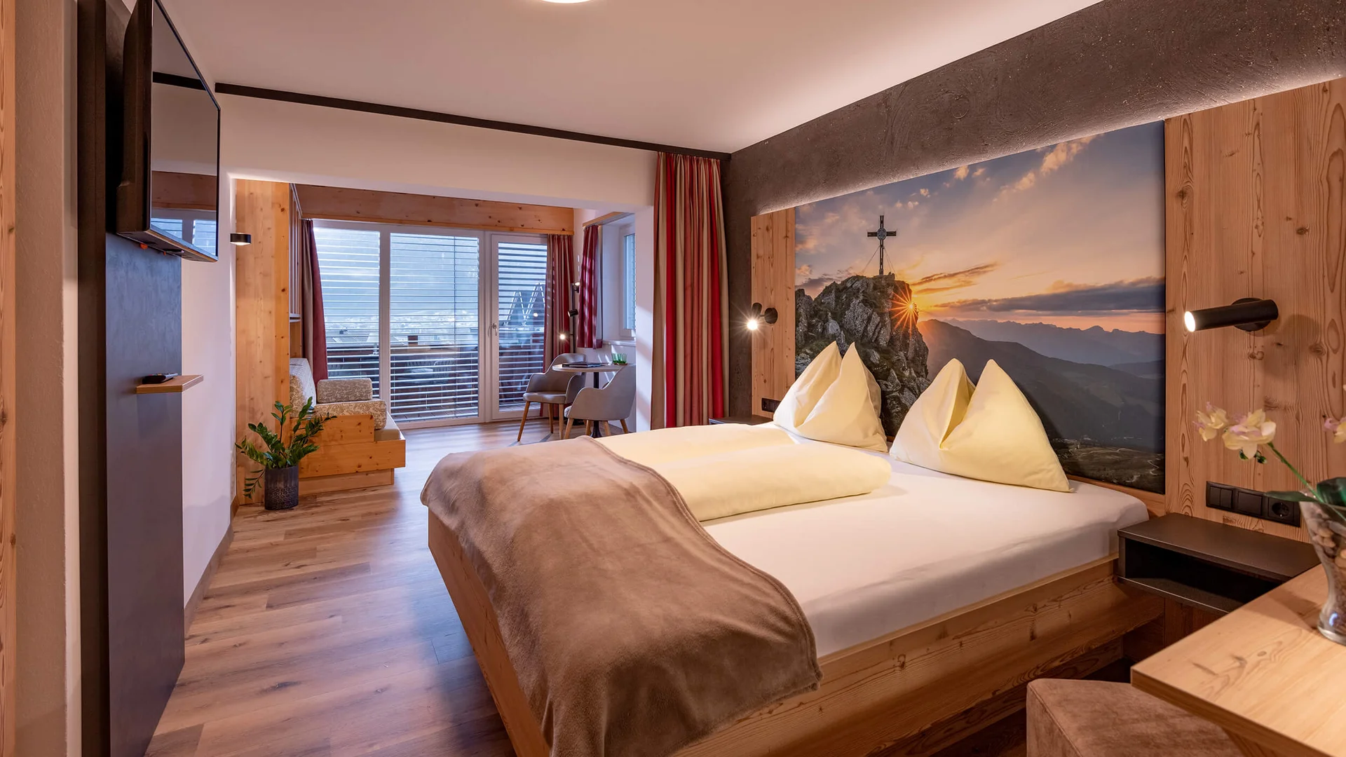 Gemütliches Hotelzimmer mit Doppelbett und Bergblick als Wandbild
