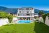 Sammelanfragen © Ingrid Heiss Weißes Haus mit Swimmingpool und Garten vor Bergen unter blauem Himmel