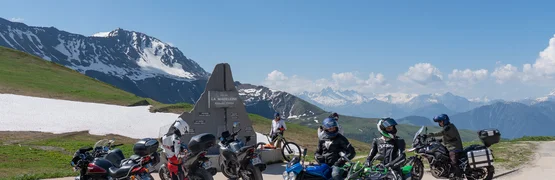 Motorvakantie in de Maurienne Motorrijders pauzeren bij berglandschap met sneeuw en blauwe lucht