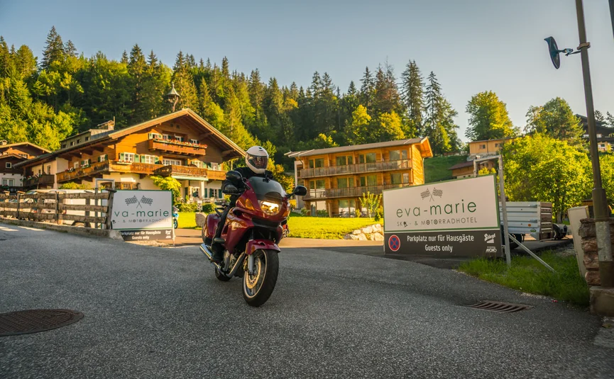 Ski- & Motorradhotel Eva-Marie *** © Moppetfoto.de Motorradfahrer vor Eingang des Hotels Eva-Marie und Motorradhotel