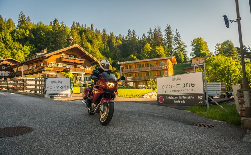 Motorradfahrer vor Eingang des Hotels Eva-Marie und Motorradhotel