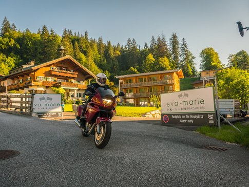 Motorradfahrer vor Eingang des Hotels Eva-Marie und Motorradhotel