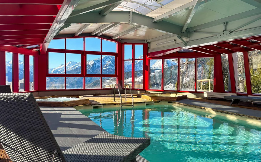 CASA MOHO Saint-François-Longchamp ***S Binnenzwembad met ligstoel en bergzicht door grote ramen