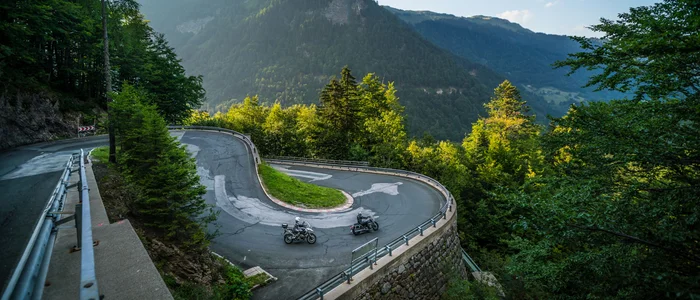 Enge Haarnadelkurve auf Bergstraße mit zwei Motorrädern