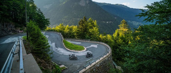 Gailtal – Karnische Alpen © Moppetfoto.de Enge Haarnadelkurve auf Bergstraße mit zwei Motorrädern